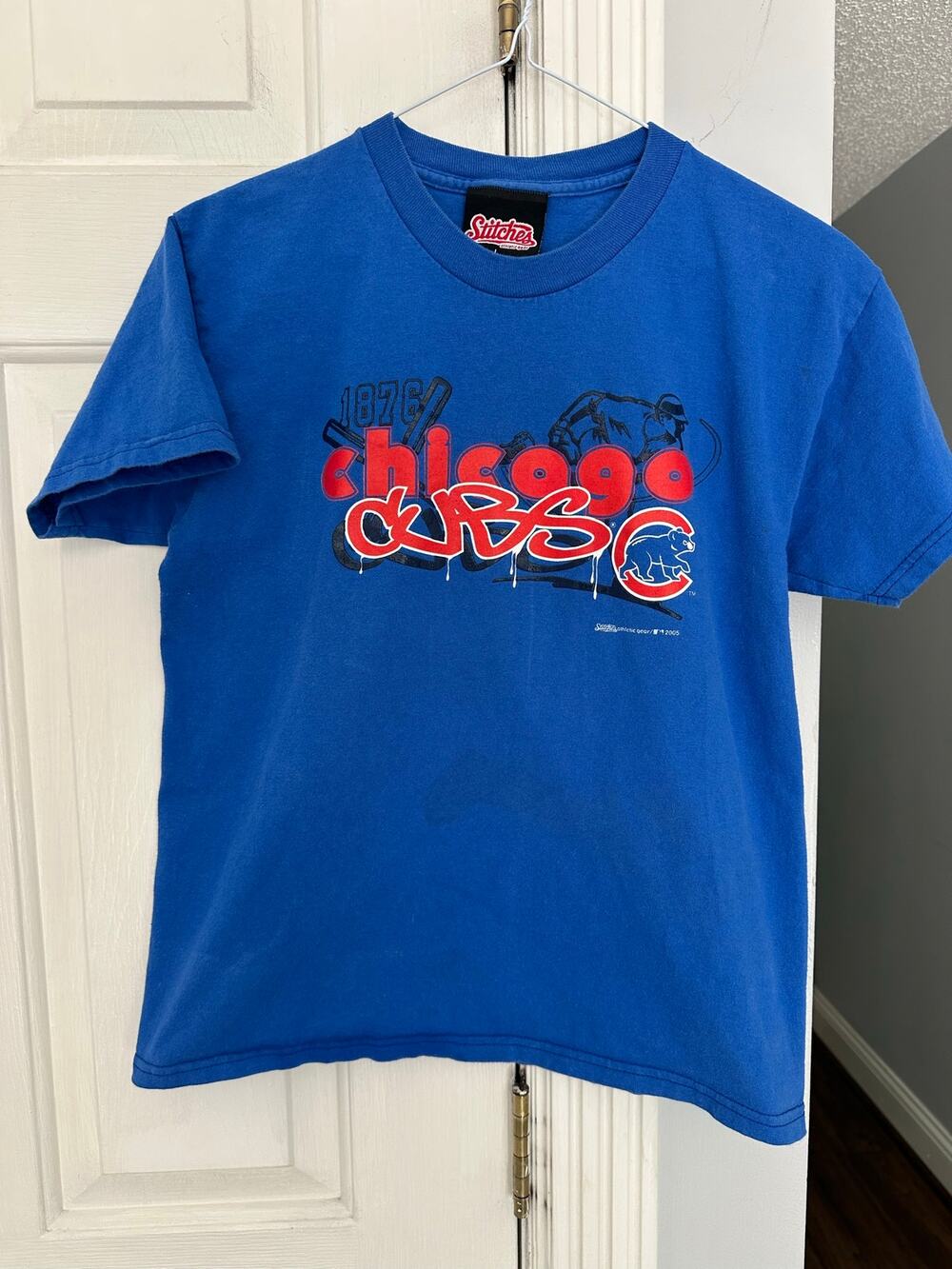 GUC Stitches Chicago Cubs Unisex T Shirt 2005 Youth Sz L Blue Graffiti READ